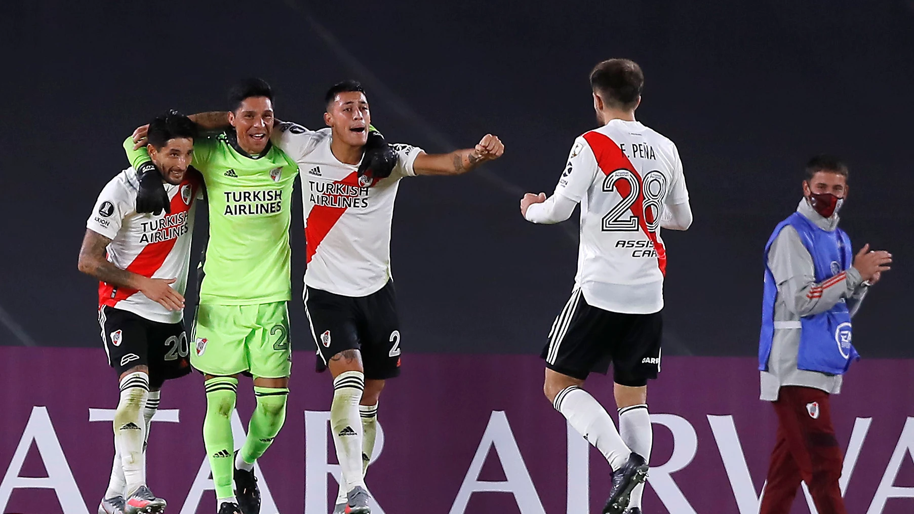 Futbolistas de River Plate celebran la victoria por 2-1 frente a Independiente de Santa Fe