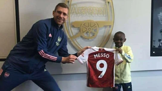 Leo Messo, el nuevo fichaje del Arsenal, junto a Per Mertesacker Leo Messo, el nuevo fichaje del Arsenal, junto a Per Mertesacker
