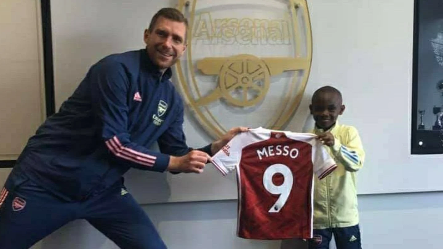 Leo Messo, el nuevo fichaje del Arsenal, junto a Per Mertesacker Leo Messo, el nuevo fichaje del Arsenal, junto a Per Mertesacker