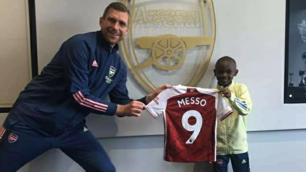 Leo Messo, el nuevo fichaje del Arsenal, junto a Per Mertesacker