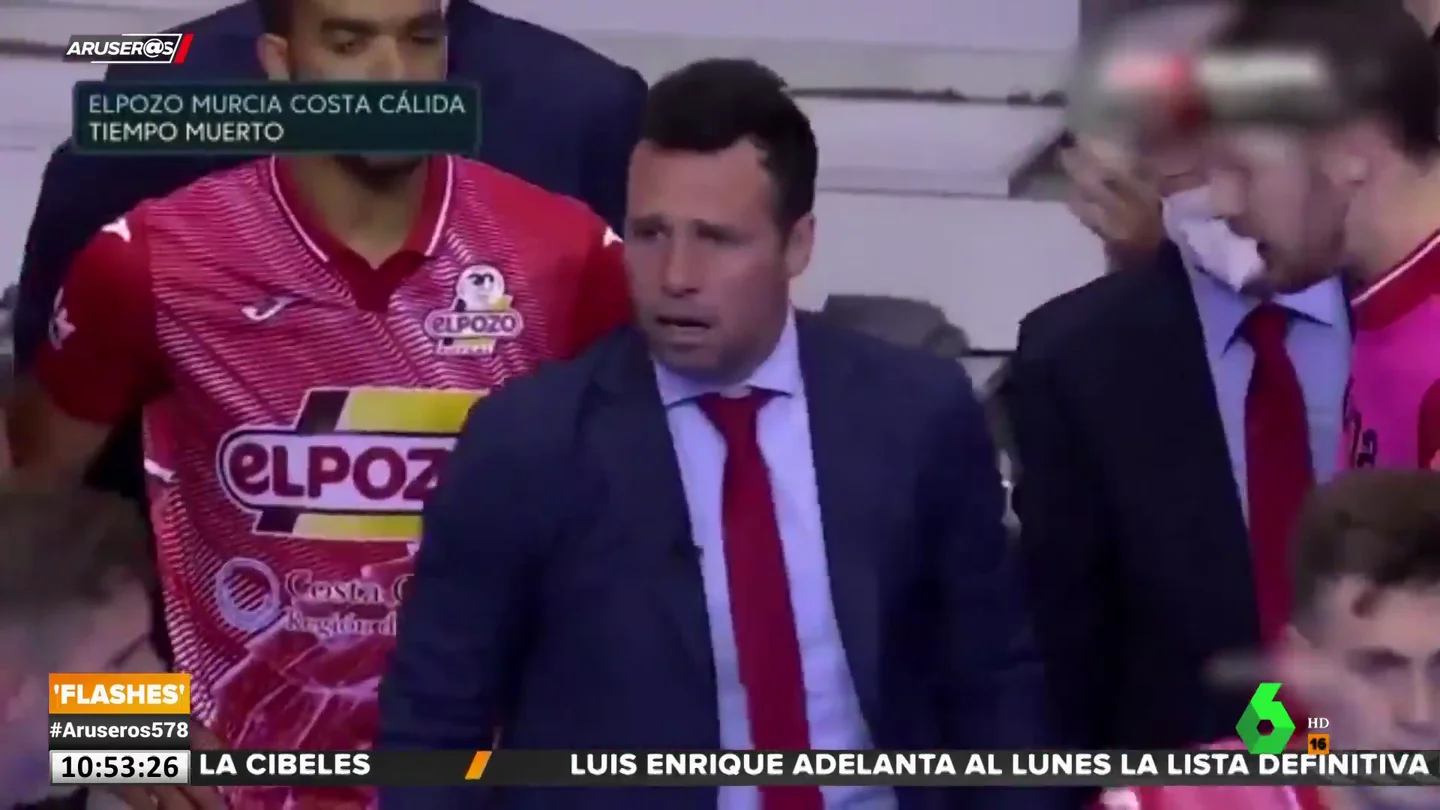 La intensa charla del entrenador de ElPozo Murcia a los jugadores: "A la mierda la pizarra y las fichas" La intensa charla del entrenador de ElPozo Murcia a los jugadores: "A la mierda la pizarra y las fichas"
