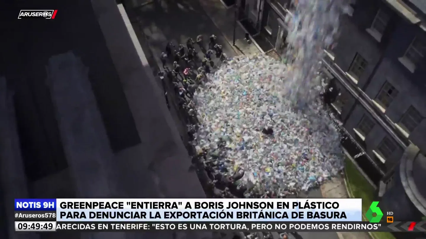 Greenpeace 'entierra' a Boris Johnson entre basura para denunciar que Reino Unido exporta sus residuos Greenpeace 'entierra' a Boris Johnson entre basura para denunciar que Reino Unido exporta sus residuos