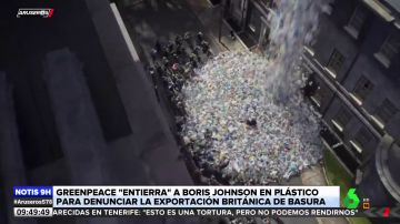 Greenpeace 'entierra' a Boris Johnson entre basura para denunciar que Reino Unido exporta sus residuos