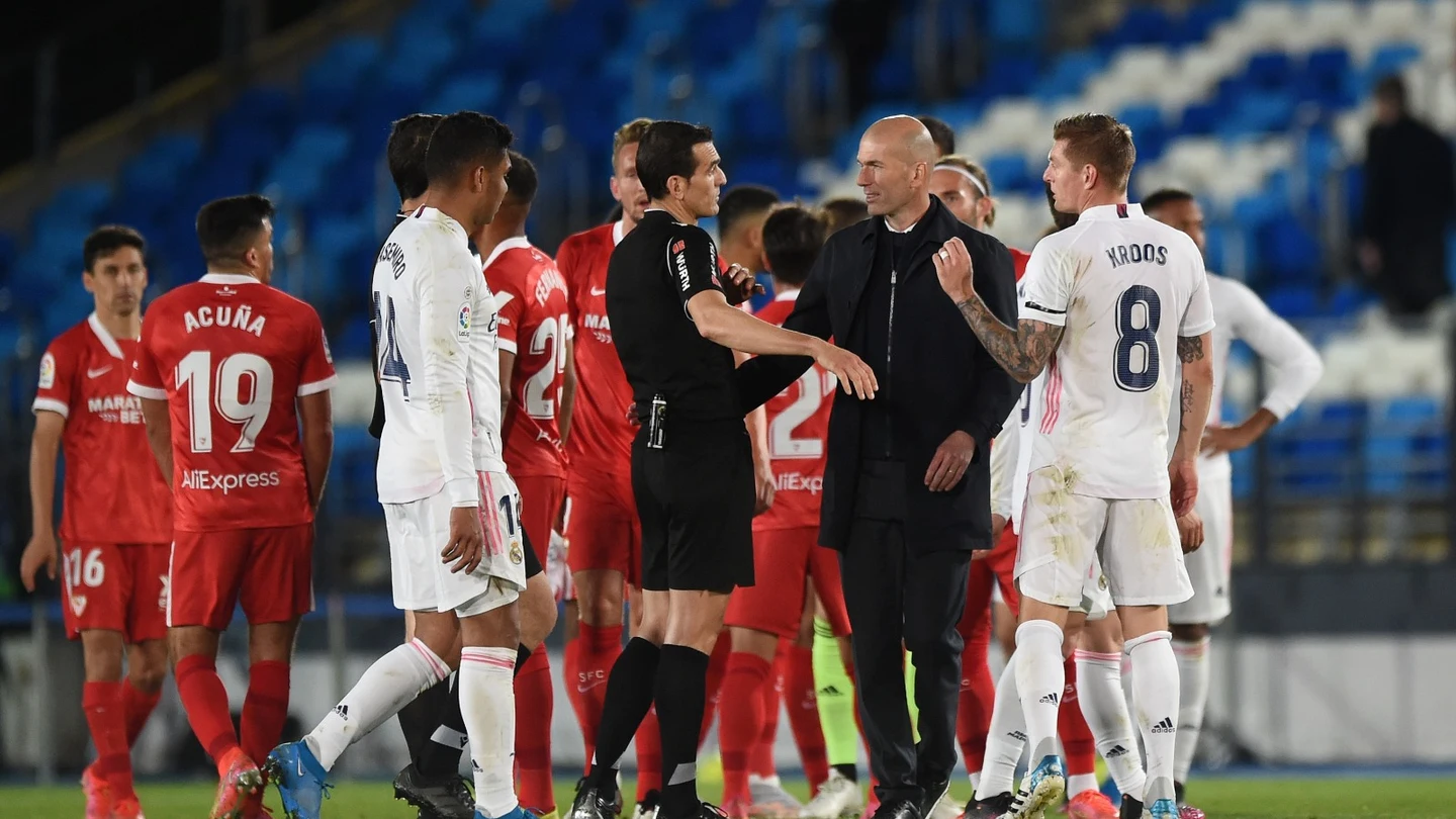 Kroos, junto a Zidane, hablando con Martínez Munuera al finalizar el partido entre Real Madrid y Sevilla Kroos, junto a Zidane, hablando con Martínez Munuera al finalizar el partido entre Real Madrid y Sevilla