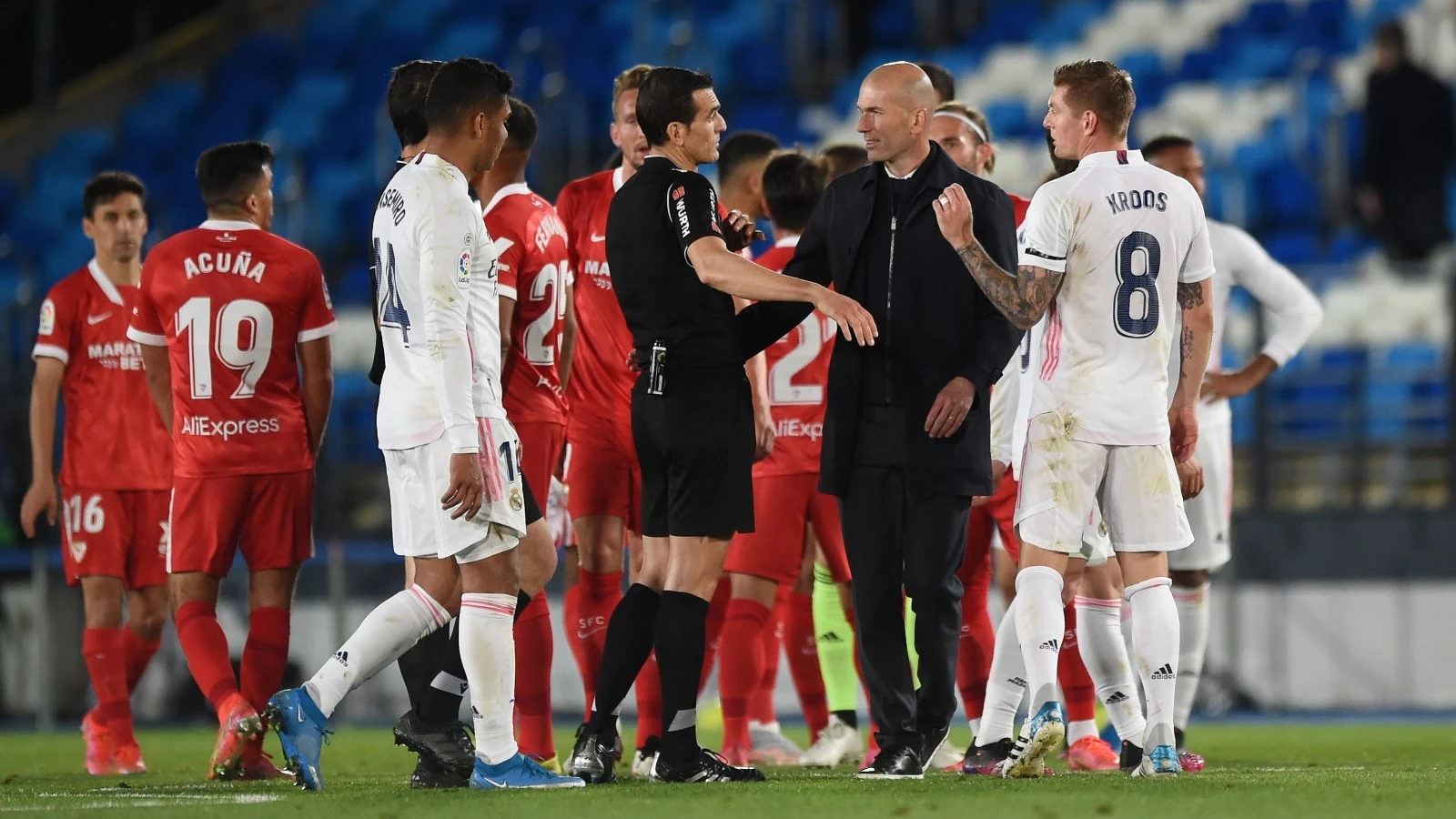 Kroos, junto a Zidane, hablando con Martínez Munuera al finalizar el partido entre Real Madrid y Sevilla