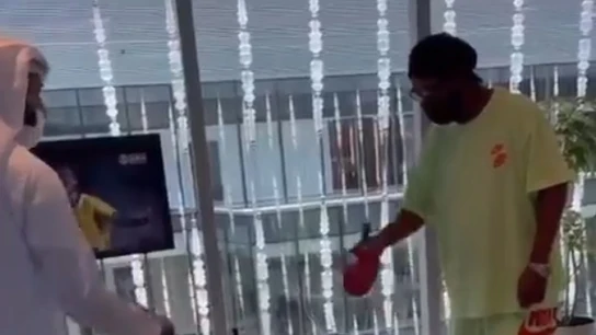 Ronaldinho jugando al ping-pong en Emiratos Árabes Ronaldinho jugando al ping-pong en Emiratos Árabes