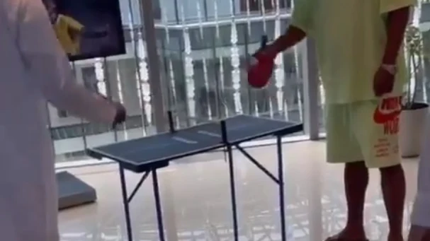 Ronaldinho jugando al ping-pong en Emiratos Árabes