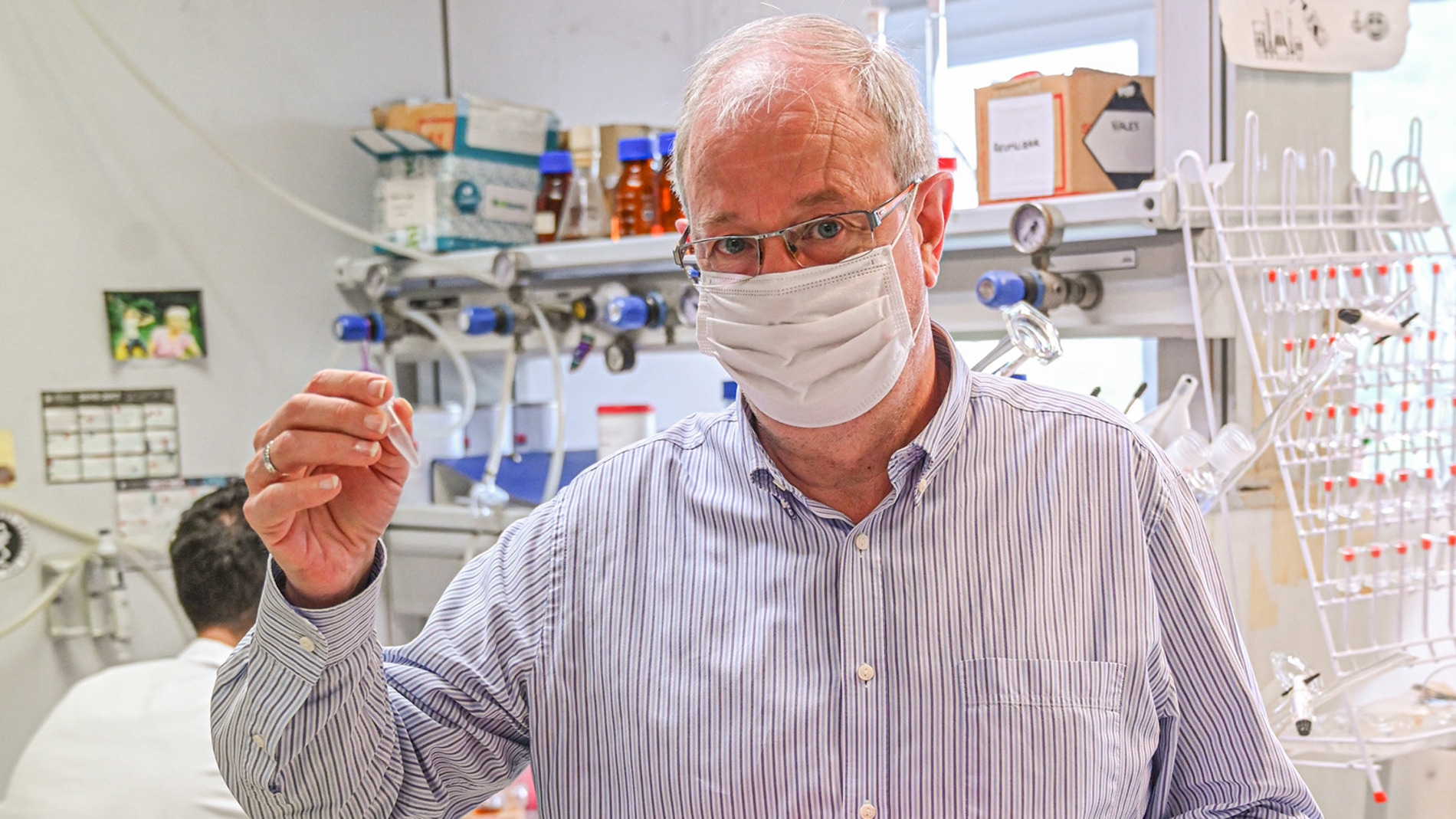 uno de los investigadores en el laboratorio