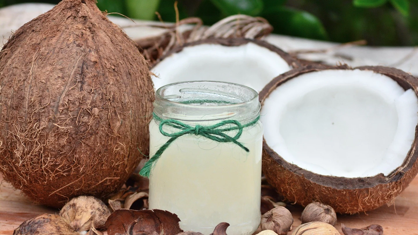 Para qué sirve el aceite de coco, cómo se usa y qué beneficios tiene Para qué sirve el aceite de coco, cómo se usa y qué beneficios tiene