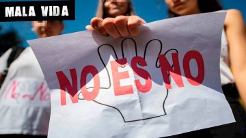 Una mujer sostiene un cartel contra las agresiones sexuales