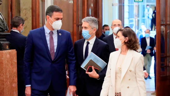 El presidente del Gobierno accede al Congreso de los Diputados junto a la vicepresidenta Calvo y el ministro Grande-Marlaska. El presidente del Gobierno accede al Congreso de los Diputados junto a la vicepresidenta Calvo y el ministro Grande-Marlaska.