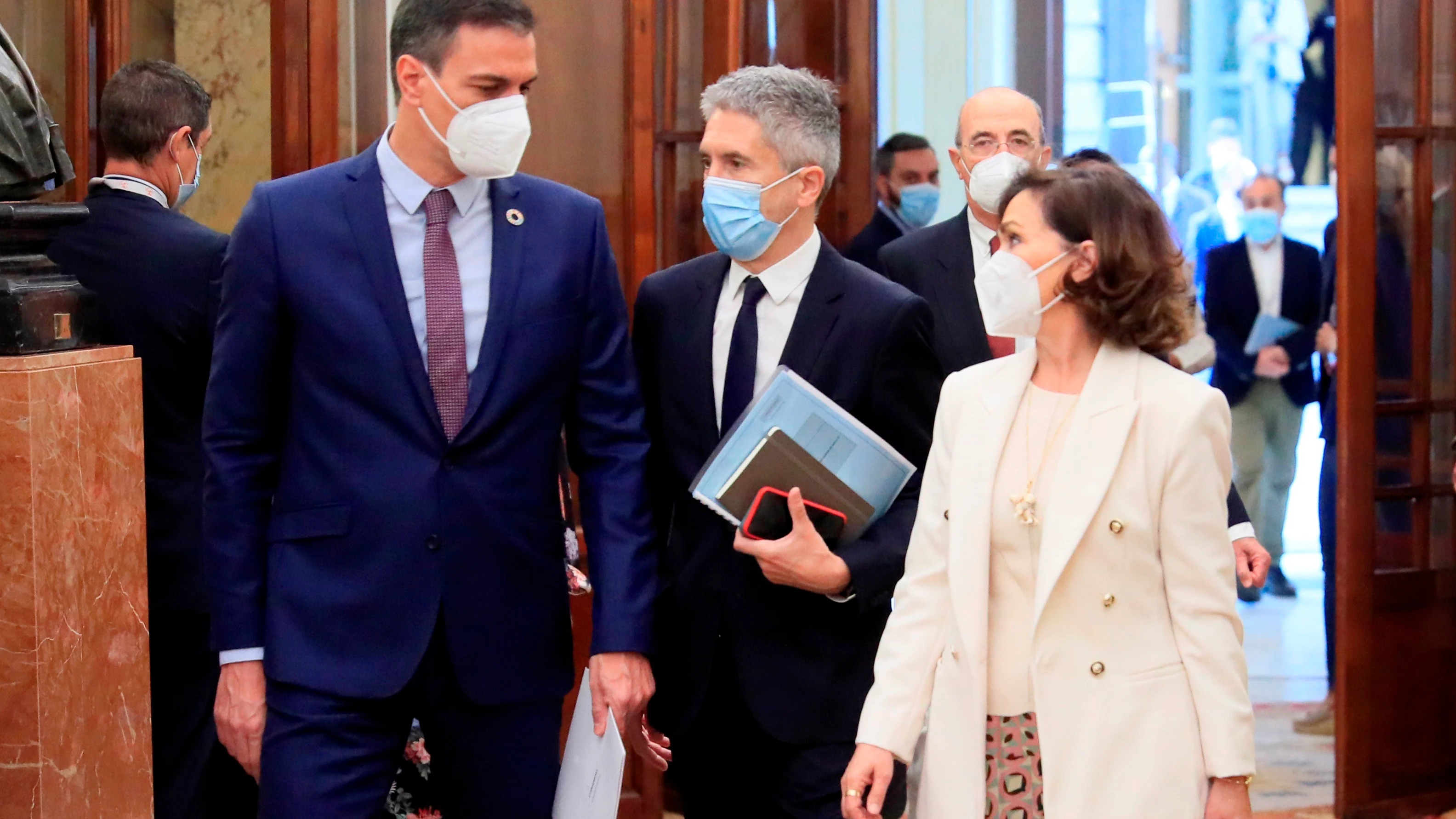 El presidente del Gobierno accede al Congreso de los Diputados junto a la vicepresidenta Calvo y el ministro Grande-Marlaska.