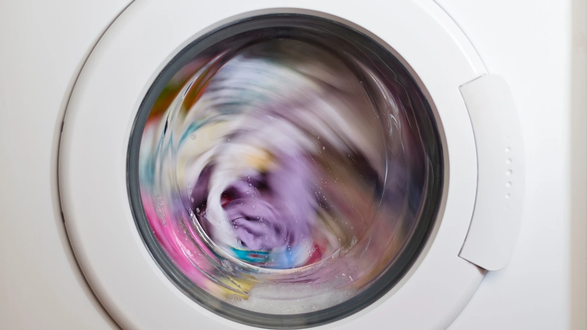 Cómo limpiar la lavadora para que la ropa no huela mal