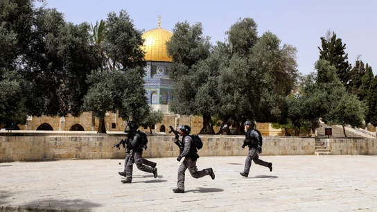 Agentes de la policía de Israel corren ante la explanada de la mezquita de Al-Aqsa. Agentes de la policía de Israel corren ante la explanada de la mezquita de Al-Aqsa.