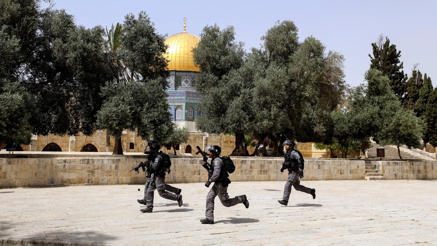 Agentes de la policía de Israel corren ante la explanada de la mezquita de Al-Aqsa. Agentes de la policía de Israel corren ante la explanada de la mezquita de Al-Aqsa.