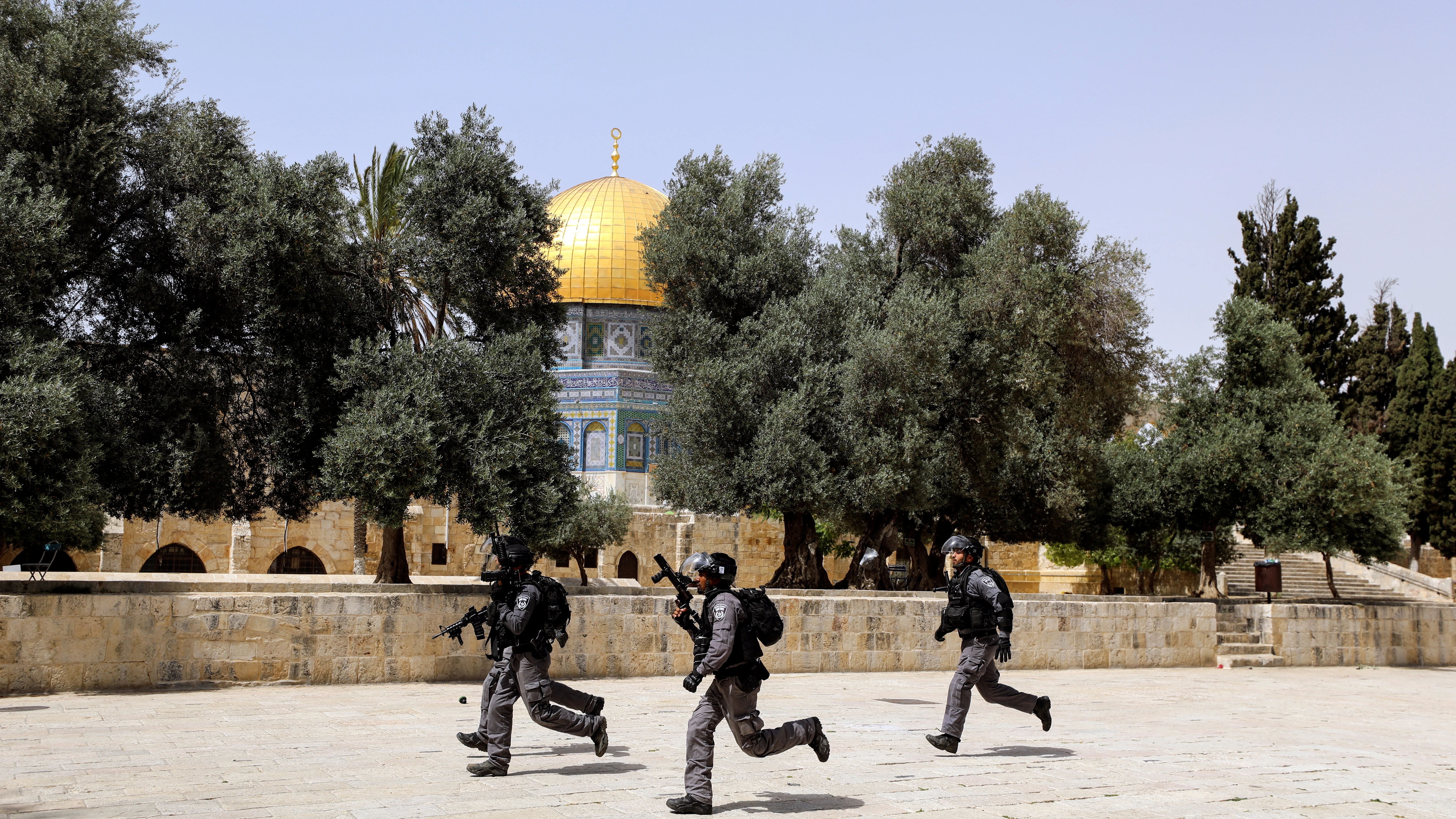 Agentes de la policía de Israel corren ante la explanada de la mezquita de Al-Aqsa.