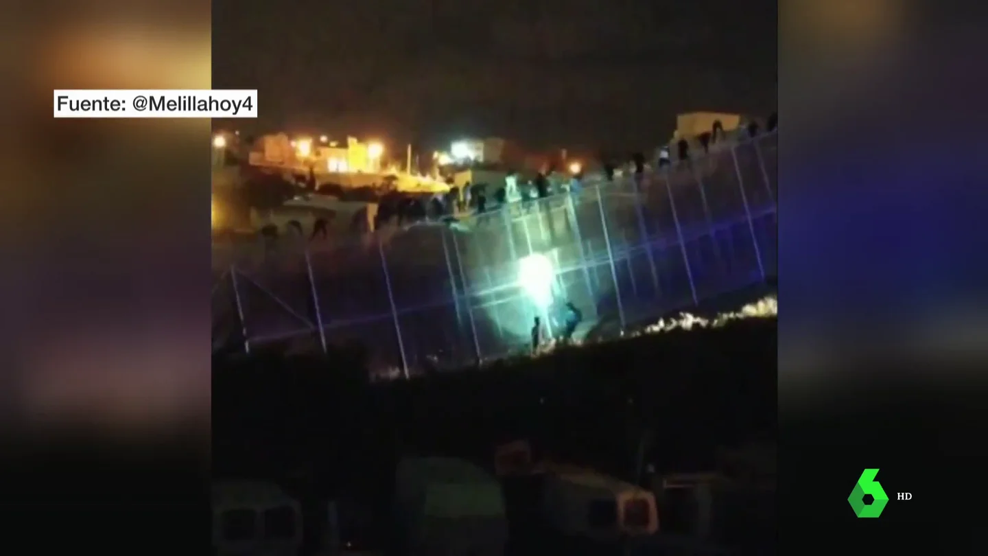 Decenas de personas intentan saltar la valla de Melilla y 30 marroquíes consiguen cruzar a España Decenas de personas intentan saltar la valla de Melilla y 30 marroquíes consiguen cruzar a España