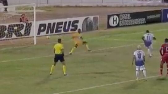 Martins, portero del Comercial, sobrepasando el &aacute;rea peque&ntilde;a en un penalti