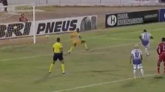 Martins, portero del Comercial, sobrepasando el área pequeña en un penalti Martins, portero del Comercial, sobrepasando el área pequeña en un penalti