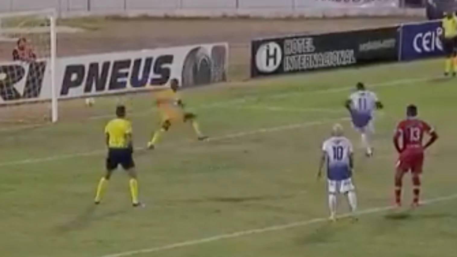 Martins, portero del Comercial, sobrepasando el área pequeña en un penalti Martins, portero del Comercial, sobrepasando el área pequeña en un penalti