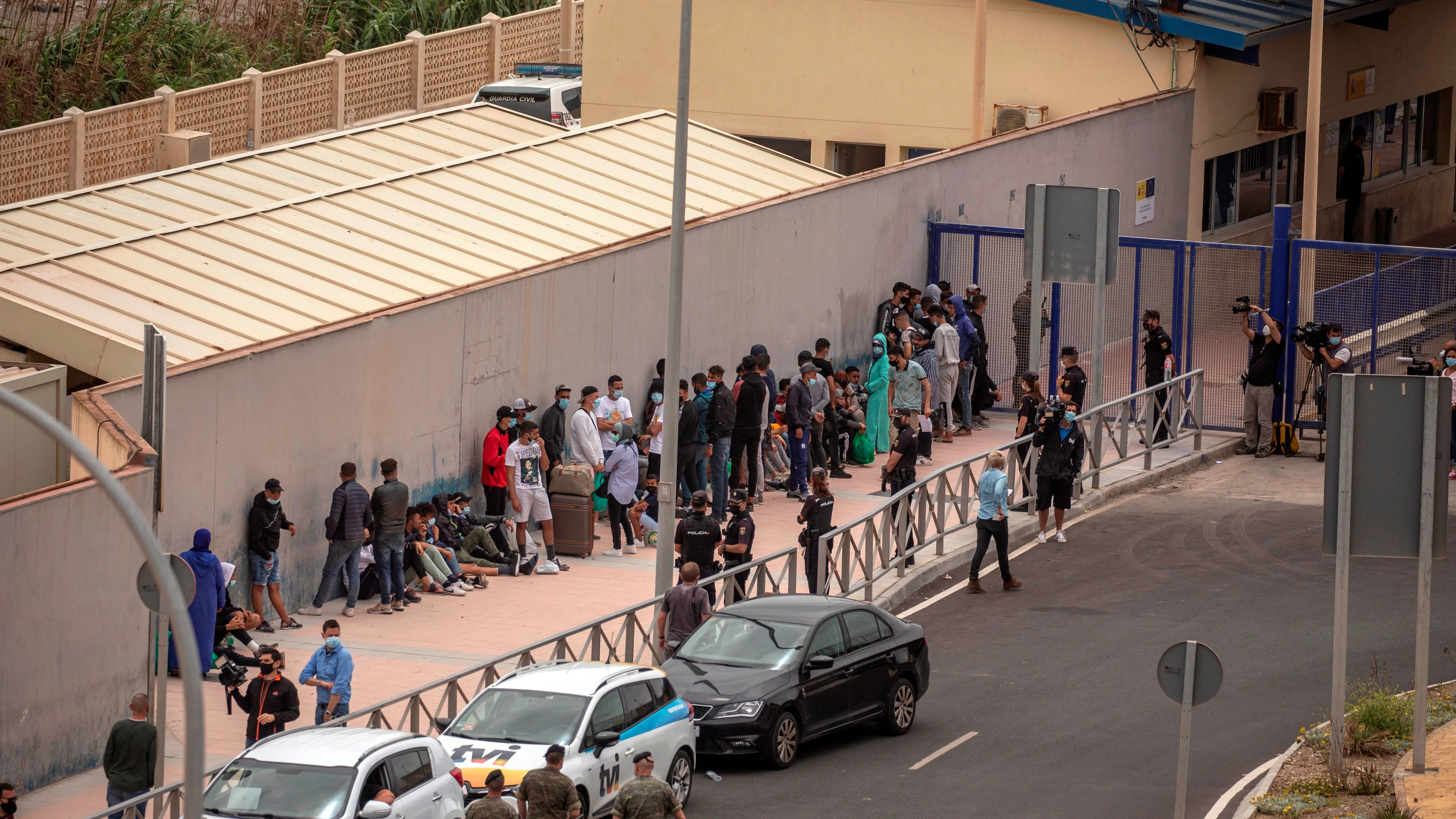 Varios migrantes esperan para pasar la frontera entre Ceuta y Marruecos voluntariamente