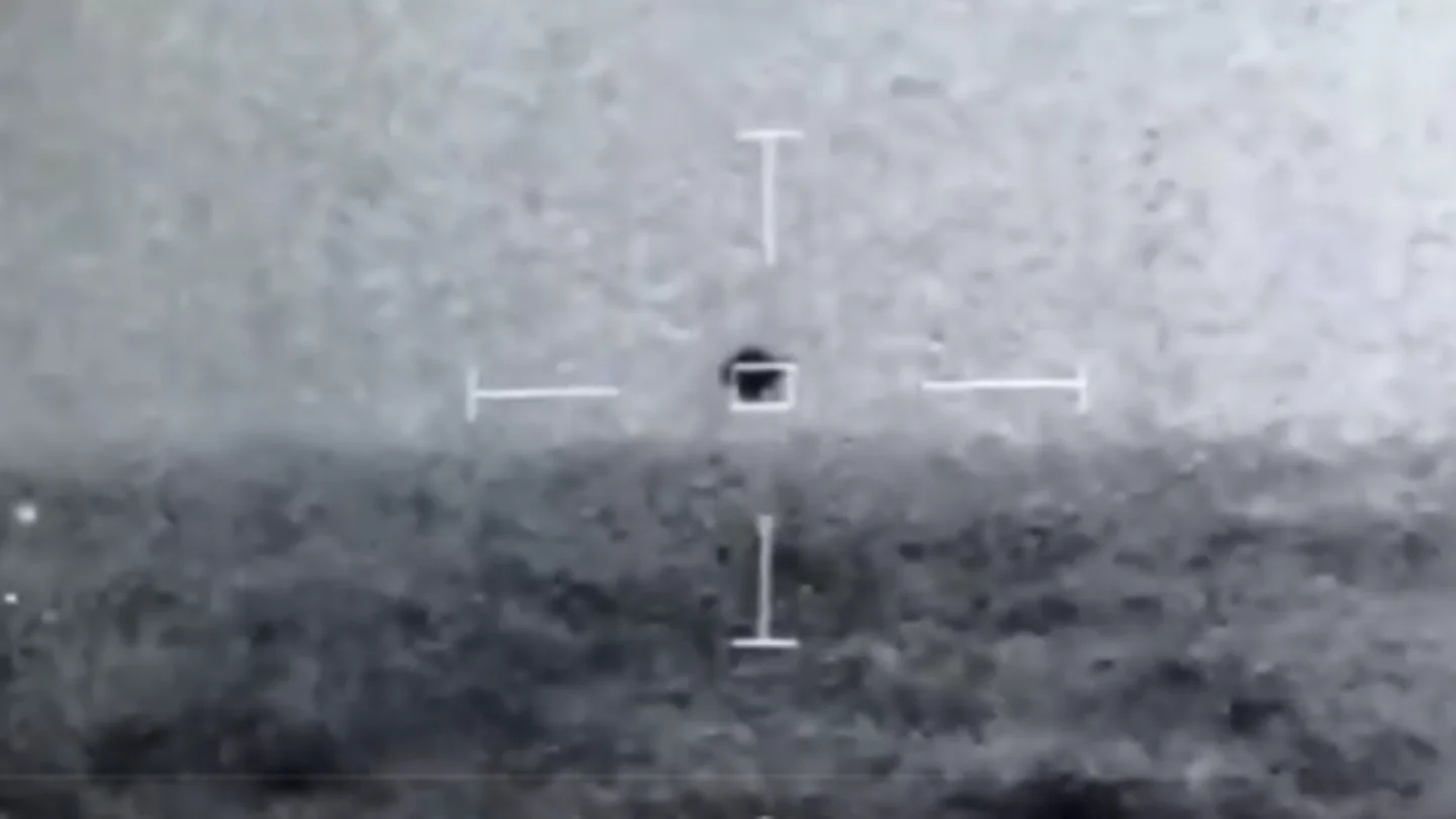 Graban a un OVNI volando por el cielo y luego desaparece en el agua Graban a un OVNI volando por el cielo y luego desaparece en el agua