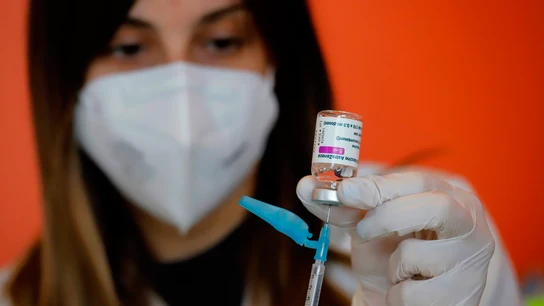 Una sanitaria prepara una dosis de la vacuna AstraZeneca. Una sanitaria prepara una dosis de la vacuna AstraZeneca contra la covid-19.