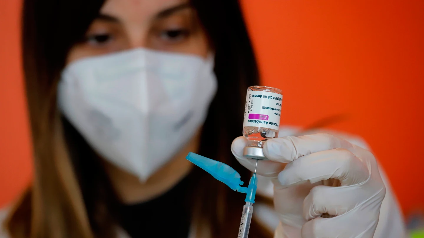 Una sanitaria prepara una dosis de la vacuna AstraZeneca. Una sanitaria prepara una dosis de la vacuna AstraZeneca contra la covid-19.