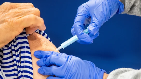 Una mujer recibe la vacuna contra el coronavirus. Una mujer recibe la vacuna contra el coronavirus.