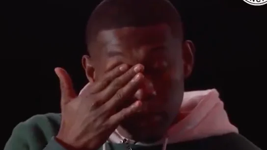 David Alaba quitándose las lagrimas tras ver el vídeo de despedida del Bayern de Munich David Alaba quitándose las lagrimas tras ver el vídeo de despedida del Bayern de Munich