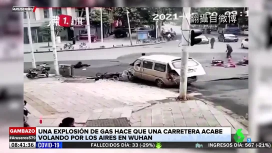 El momento en el que una carretera salta por los aires por una explosión de gas El momento en el que una carretera salta por los aires por una explosión de gas