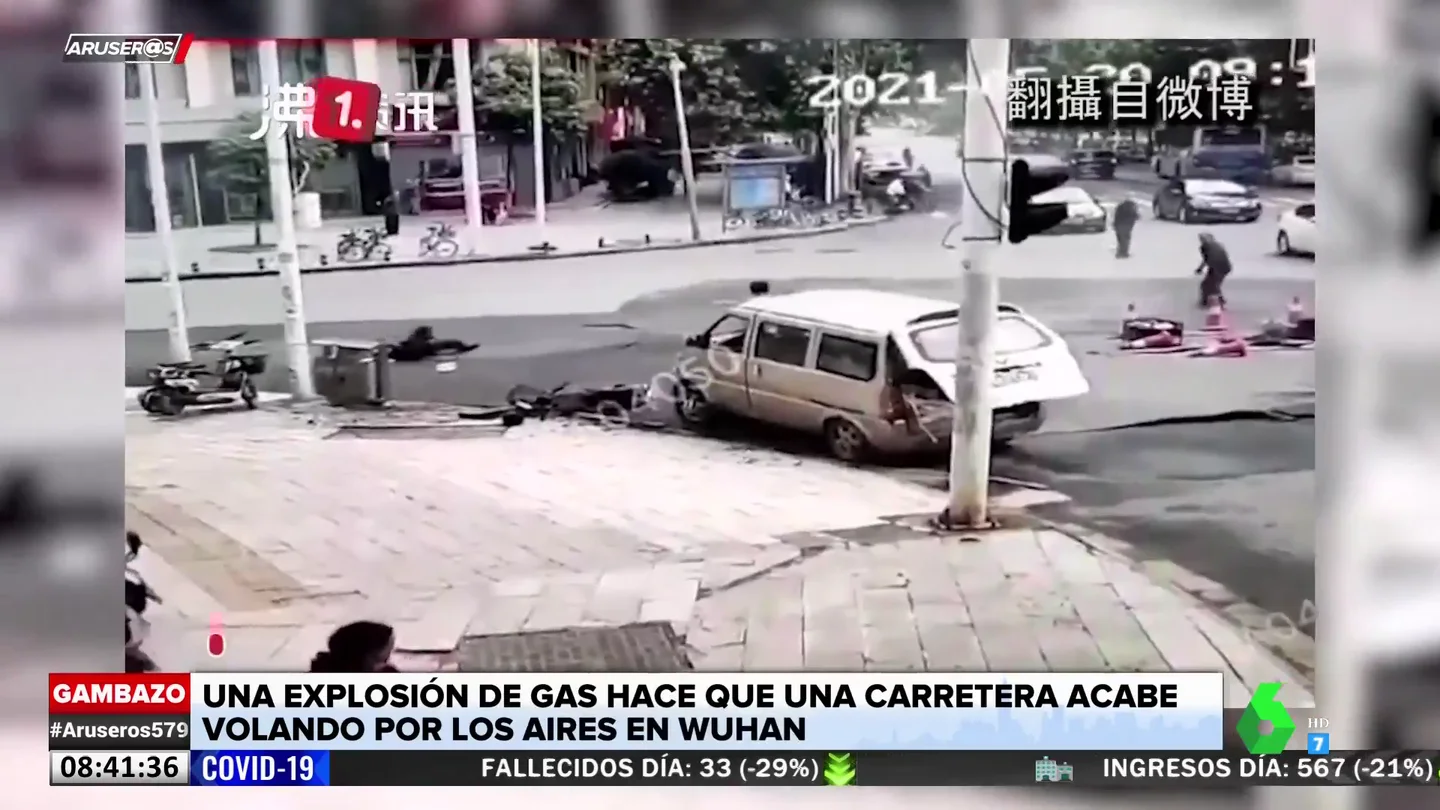 El momento en el que una carretera salta por los aires por una explosión de gas El momento en el que una carretera salta por los aires por una explosión de gas