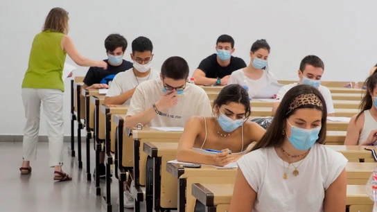 Mascarillas y distancia de seguridad, sin aglomeraciones, en la Selectividad 2021. Selectividad