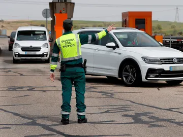 Un Guardia Civil da indicaciones a los conductores en un control en Arroyomolinos. Un Guardia Civil da indicaciones a los conductores en un control en Arroyomolinos.