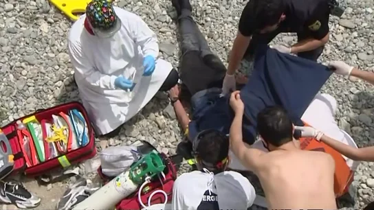 Un migrante llegado a Ceuta se intenta quitar la vida en la playa del Tarajal Un migrante llegado a Ceuta se intenta quitar la vida en la playa del Tarajal