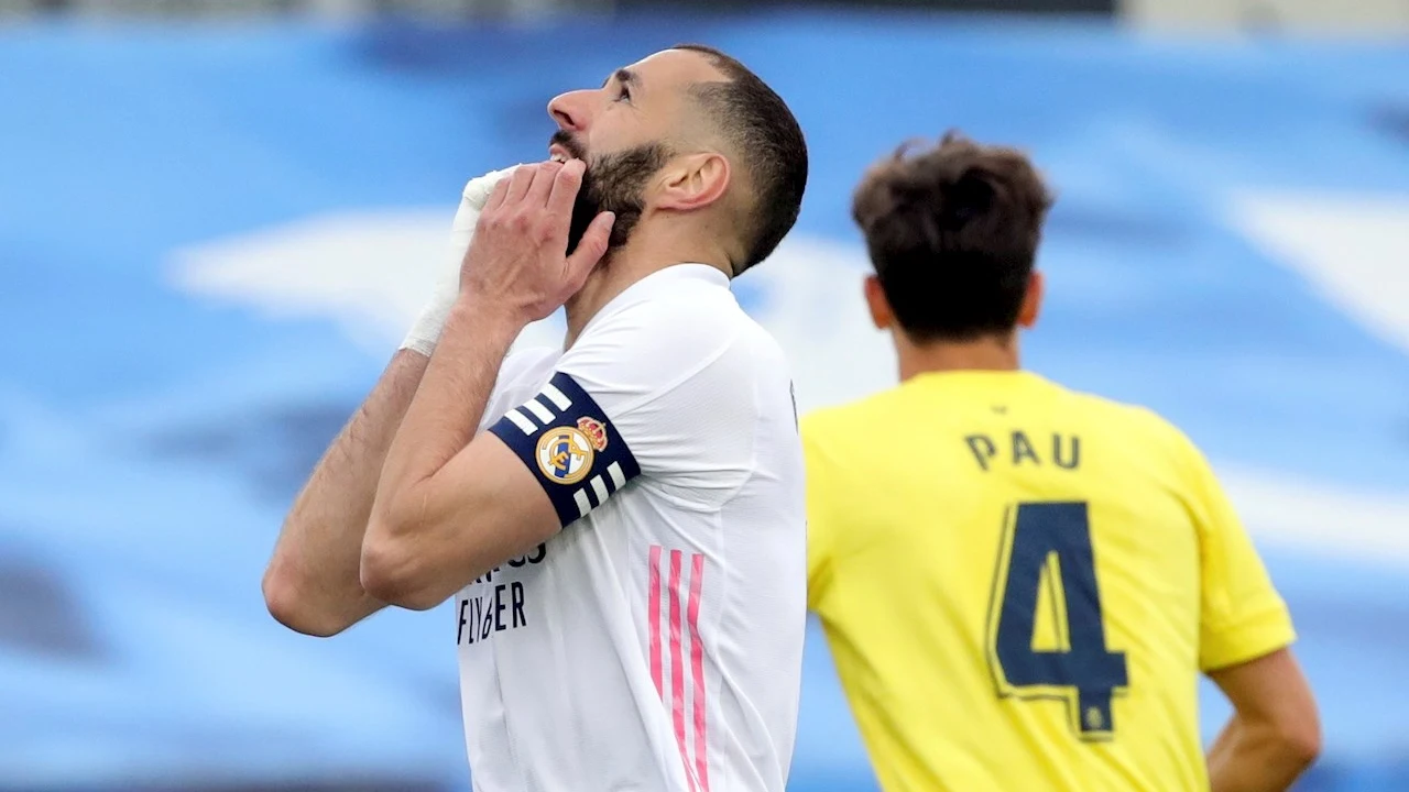 Karim Benzema mira al cielo