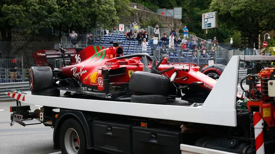 Charles Leclerc, con el Ferrari destrozado Charles Leclerc, con el Ferrari destrozado