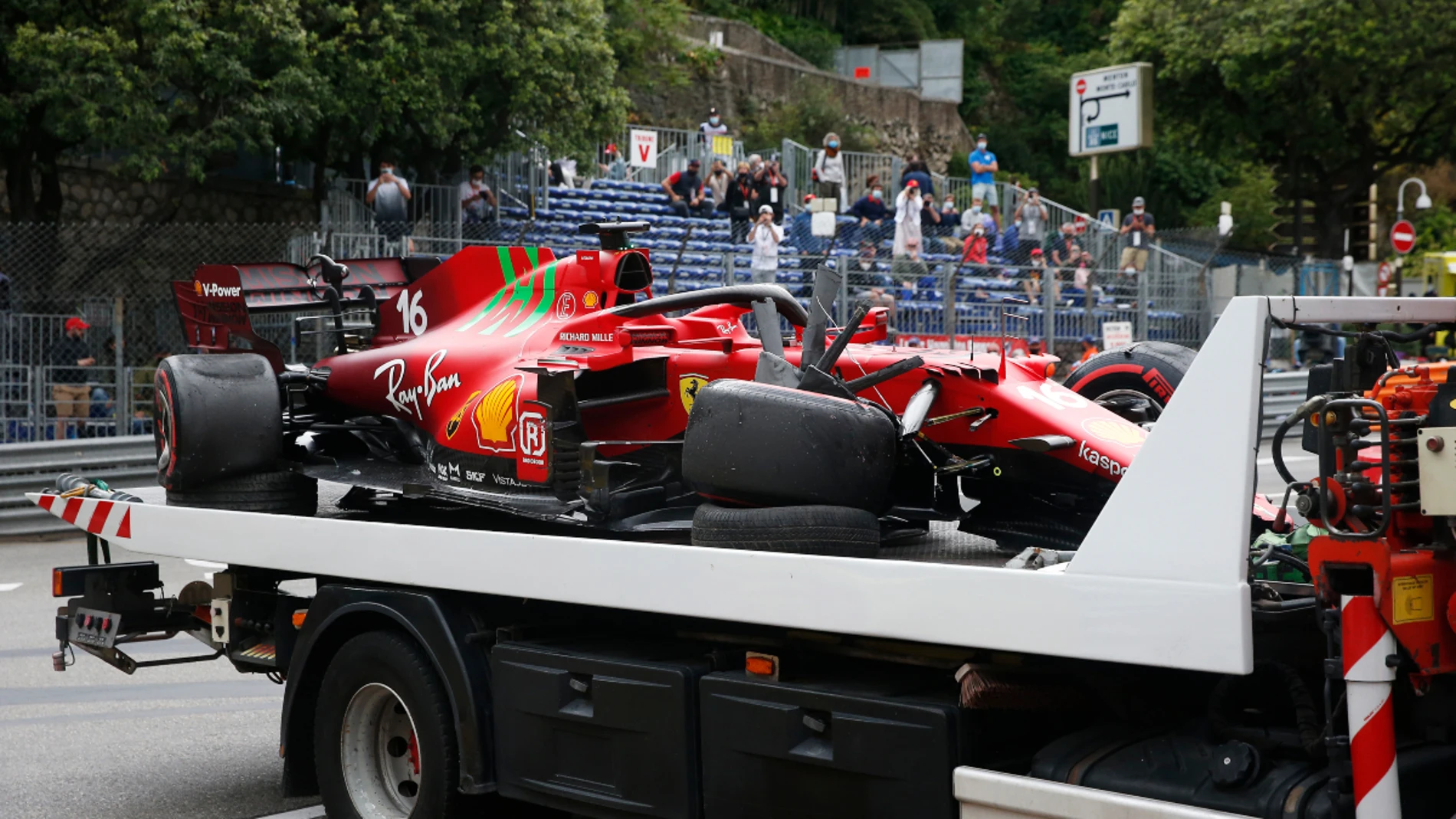Charles Leclerc, con el Ferrari destrozado