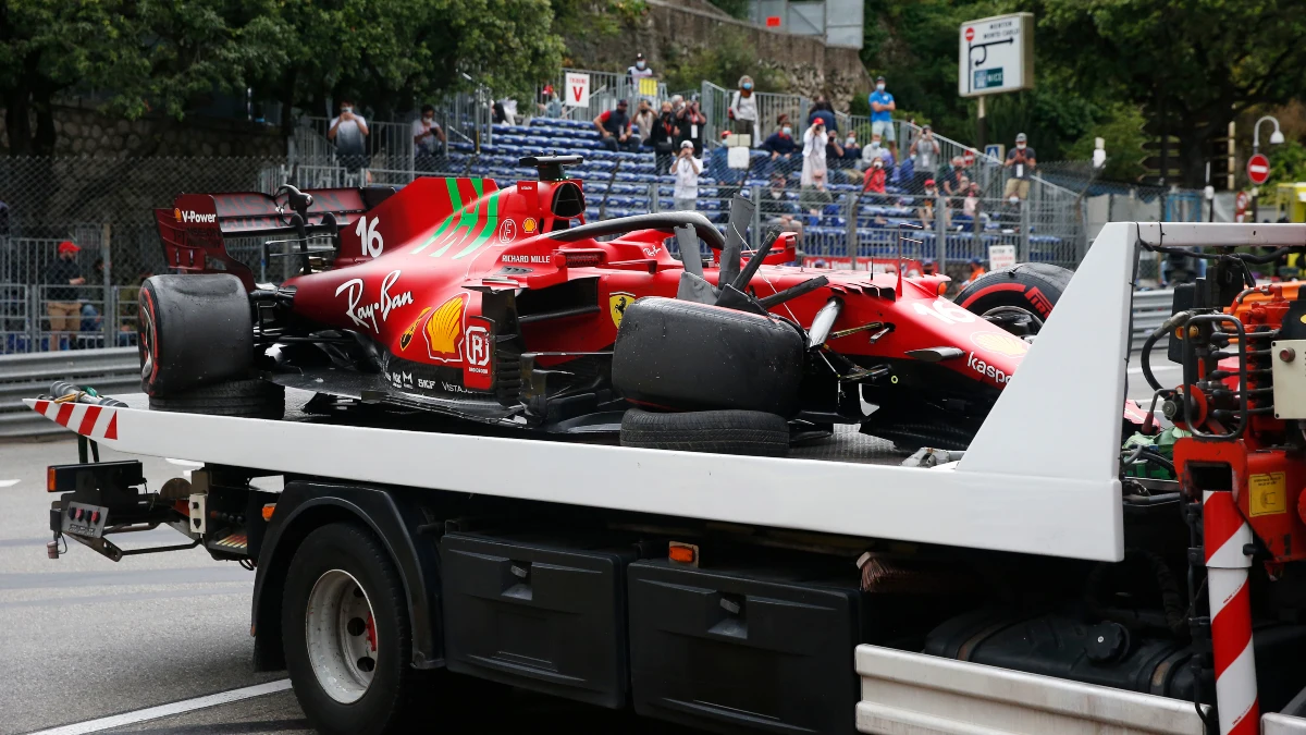 Charles Leclerc, con el Ferrari destrozado