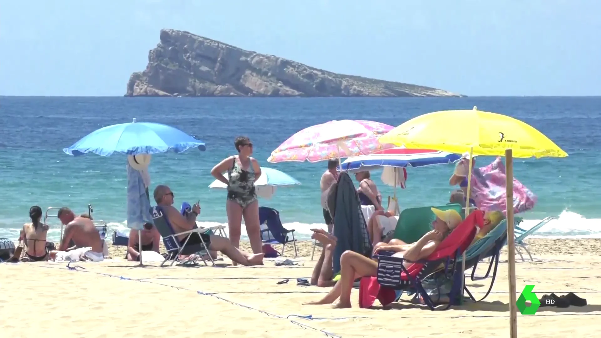 Imagen de personas en la playa