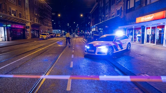 Un coche de policía acordona la zona en la que fueron apuñaladas cinco personas Un coche de policía acordona la zona en la que fueron apuñaladas cinco personas