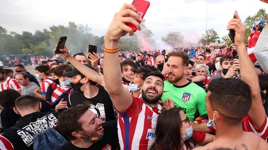 Jan Oblak, sin mascarilla entre la afición del Atlético Jan Oblak, sin mascarilla entre la afición del Atlético