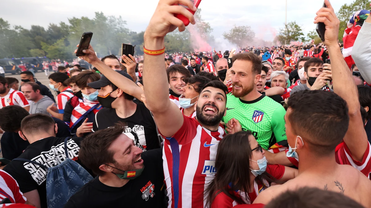 Jan Oblak, sin mascarilla entre la afición del Atlético