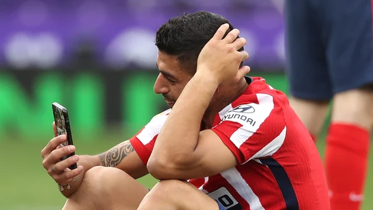 Luis Suárez, con su móvil Luis Suárez, con su móvil