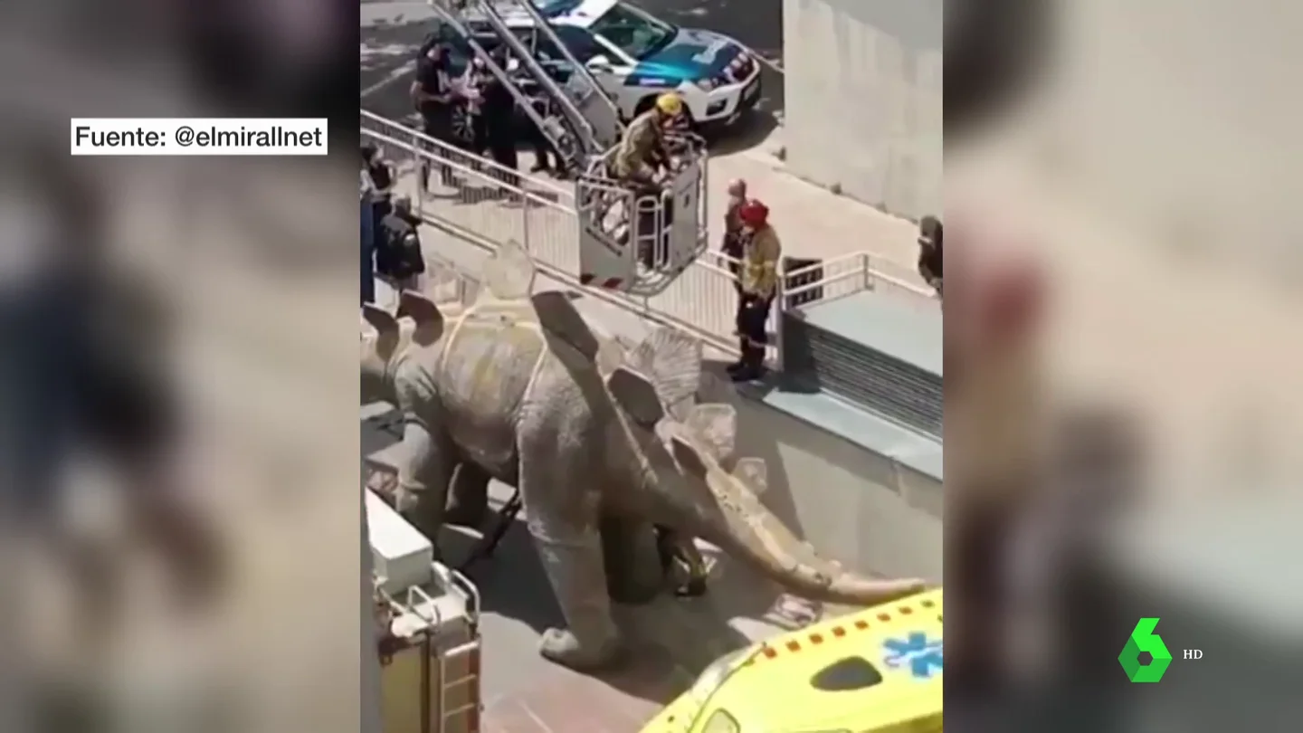Hallan el cadáver de un hombre dentro de un dinosaurio de cartónpiedra en Santa Coloma de Gramenet Hallan el cadáver de un hombre dentro de un dinosaurio de cartónpiedra en Santa Coloma de Gramenet