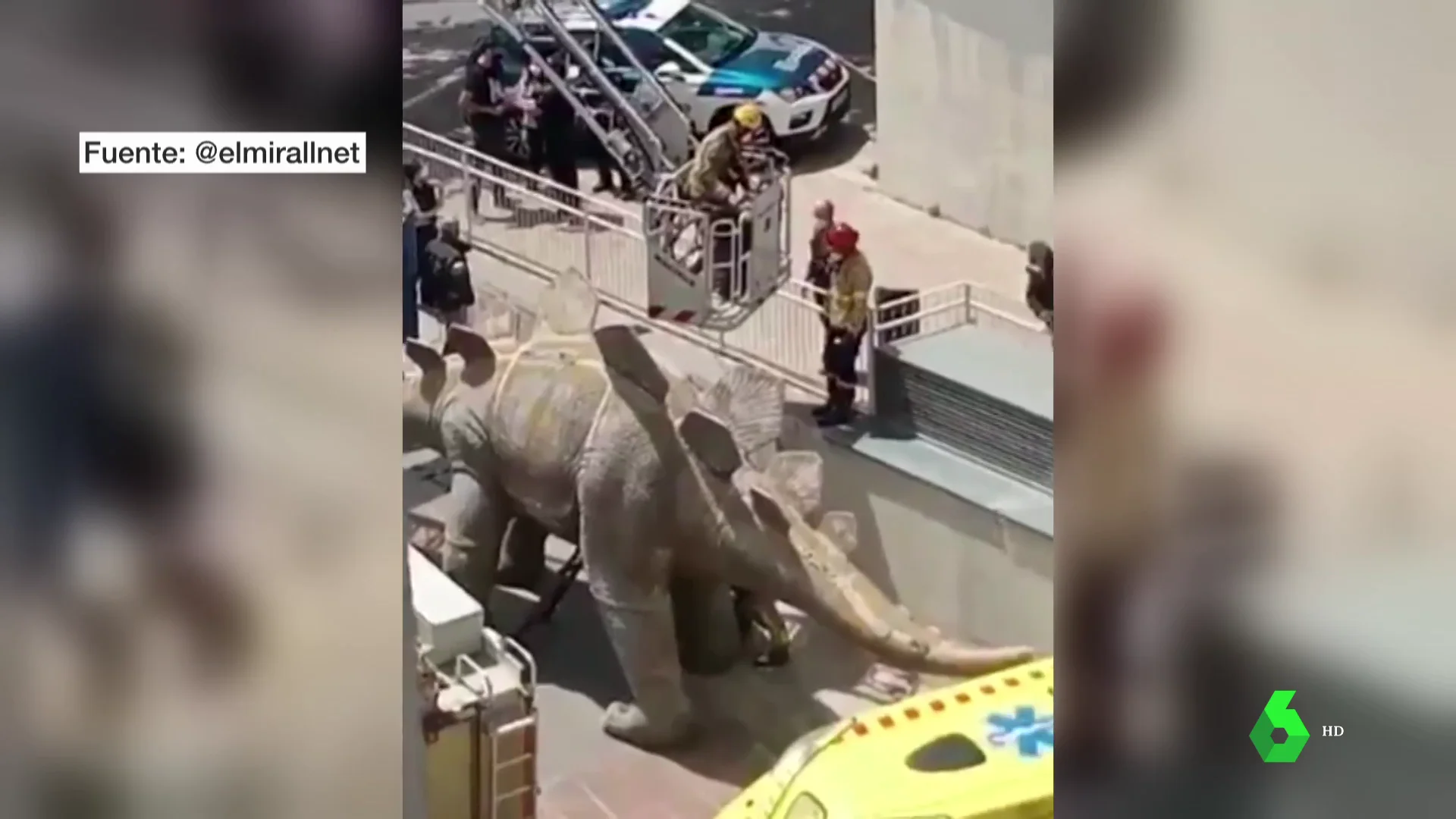 Hallan el cadáver de un hombre dentro de un dinosaurio de cartónpiedra en Santa Coloma de Gramenet