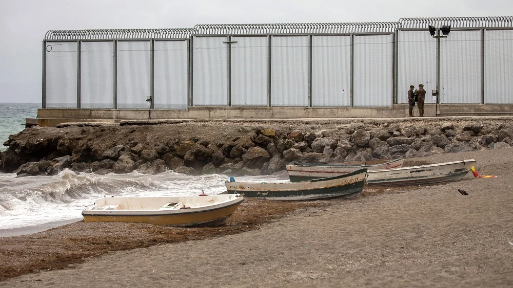 Imagen de varios soldados en la playa fronteriza de El Tarajal