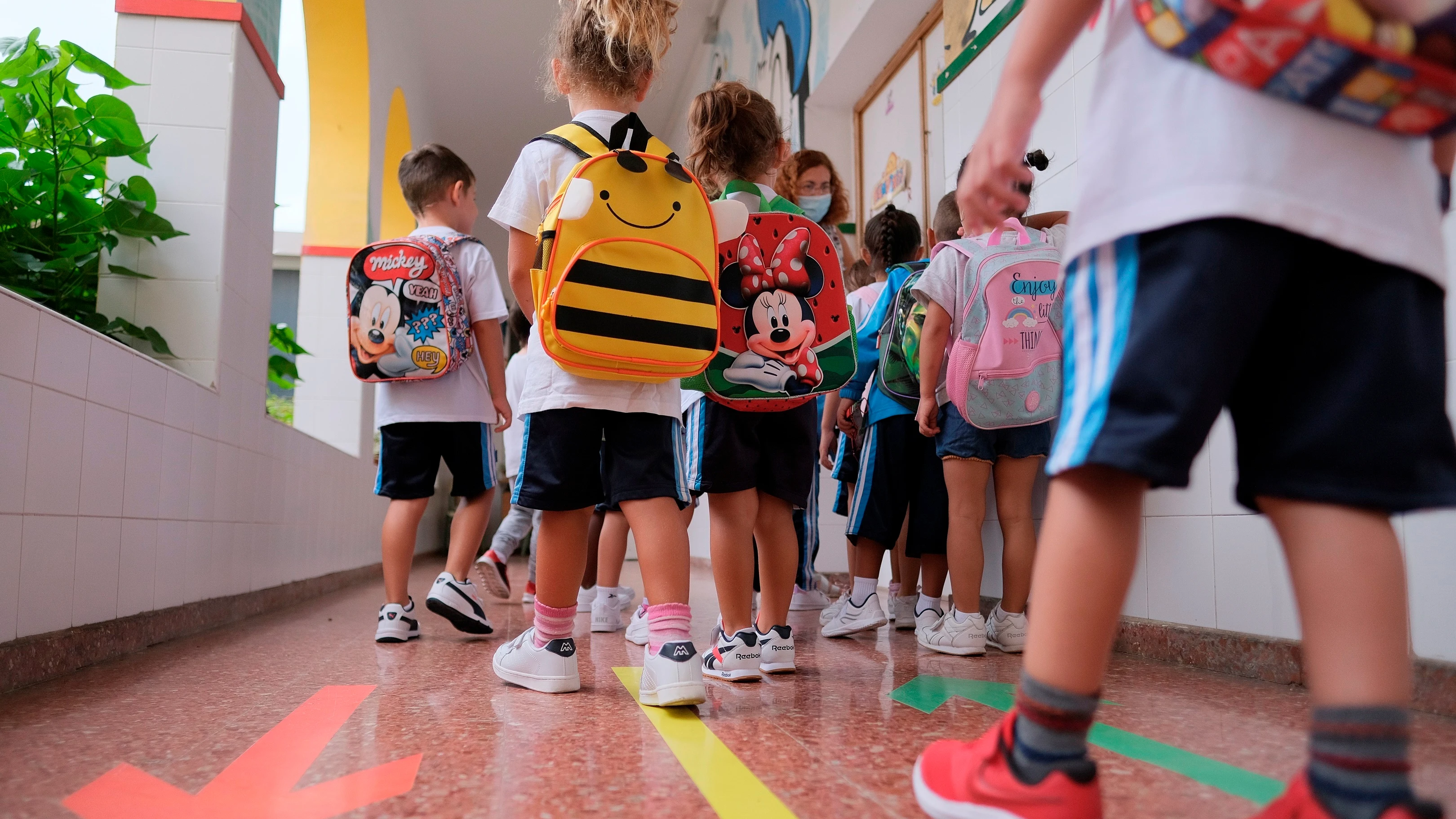 Niños van al colegio