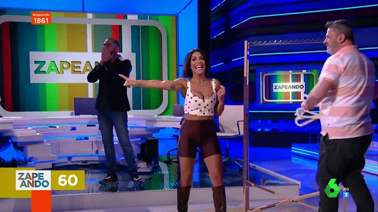 Lorena Castell y Miki Nadal protagonizan el juego más absurdo y difícil de Zapeando: "¡Me he dado en la cara!" Lorena Castell y Miki Nadal protagonizan el juego más absurdo y difícil de Zapeando: "¡Me he dado en la cara!"