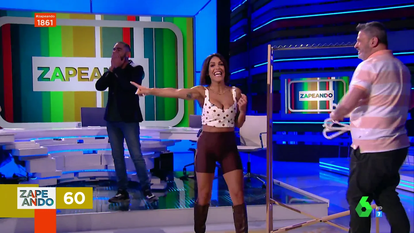 Lorena Castell y Miki Nadal protagonizan el juego más absurdo y difícil de Zapeando: "¡Me he dado en la cara!" Lorena Castell y Miki Nadal protagonizan el juego más absurdo y difícil de Zapeando: "¡Me he dado en la cara!"